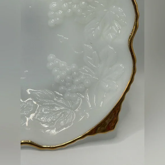 Vintage Anchor Hocking Milk Glass Serving Bowl - Picture 4 of 9